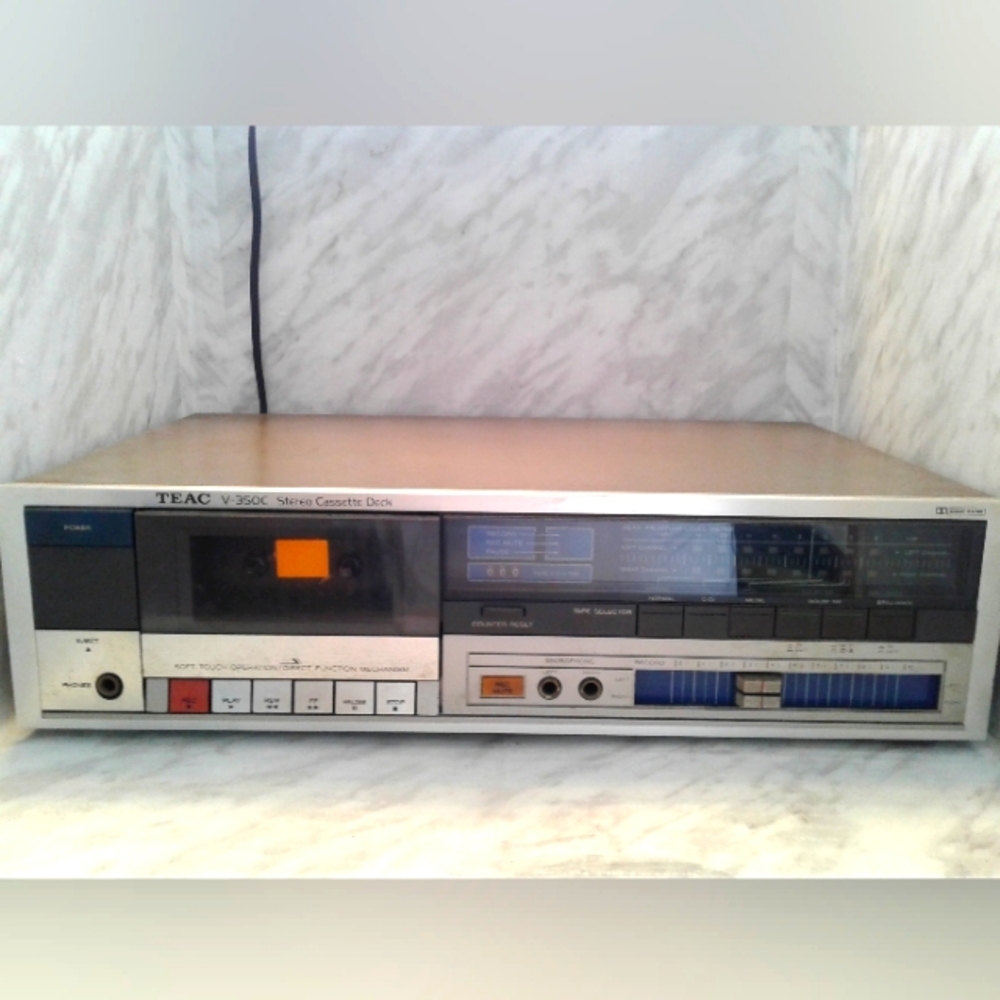Vintage TEAC V-350C Stereo Cassette Deck Power on. Need new belt for tape Japan